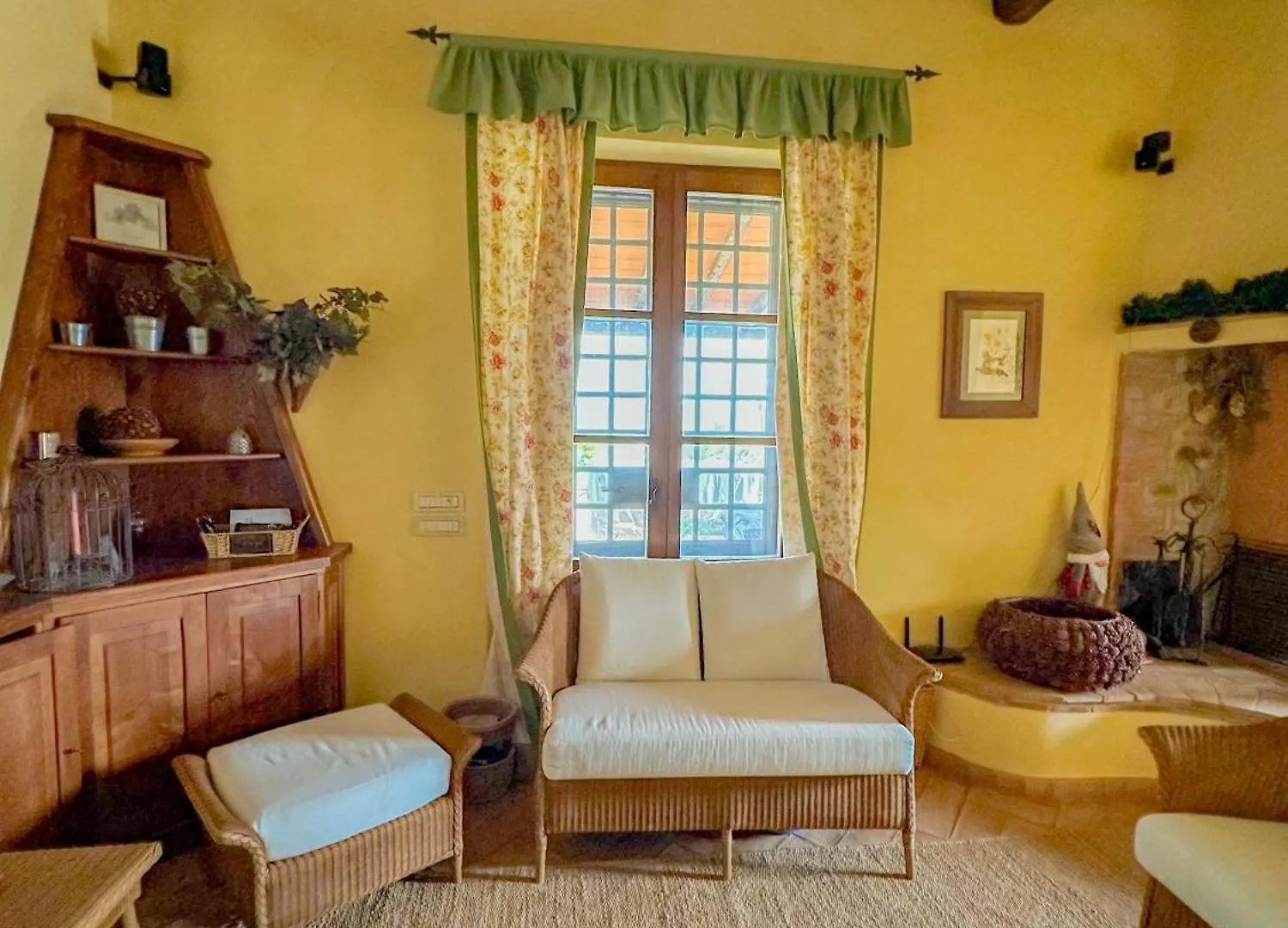 Country Charm & Jacuzzi Villa Camporsevoli Italy