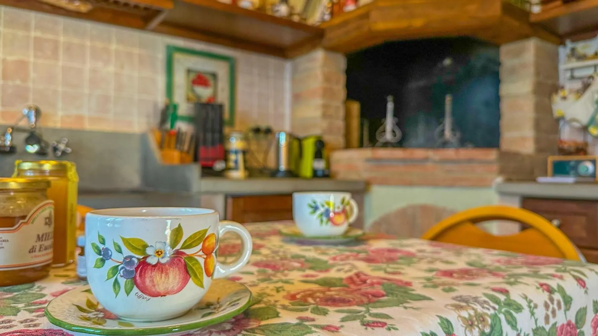 Country Charm & Jacuzzi Villa Camporsevoli
