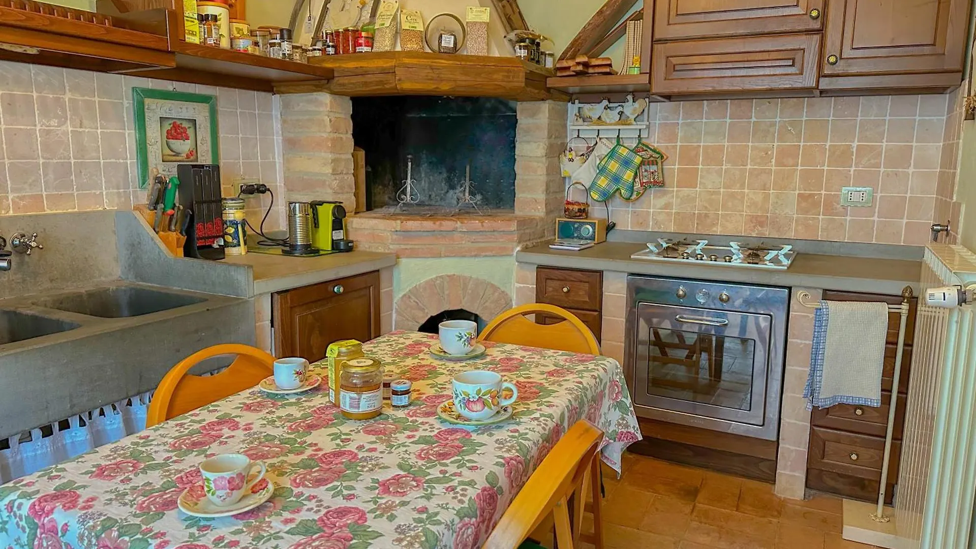 Country Charm & Jacuzzi Villa Camporsevoli Italy